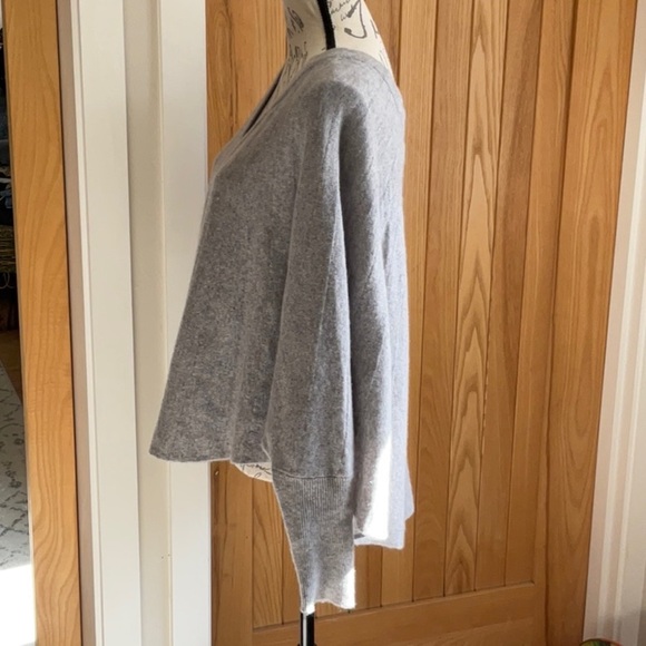 Neiman Marcus Cashmere Dolman Sleeve Poncho, Grey Sweater. M/L - Picture 3 of 9